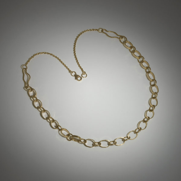 A65. Royal Oval link neck chain 18 k